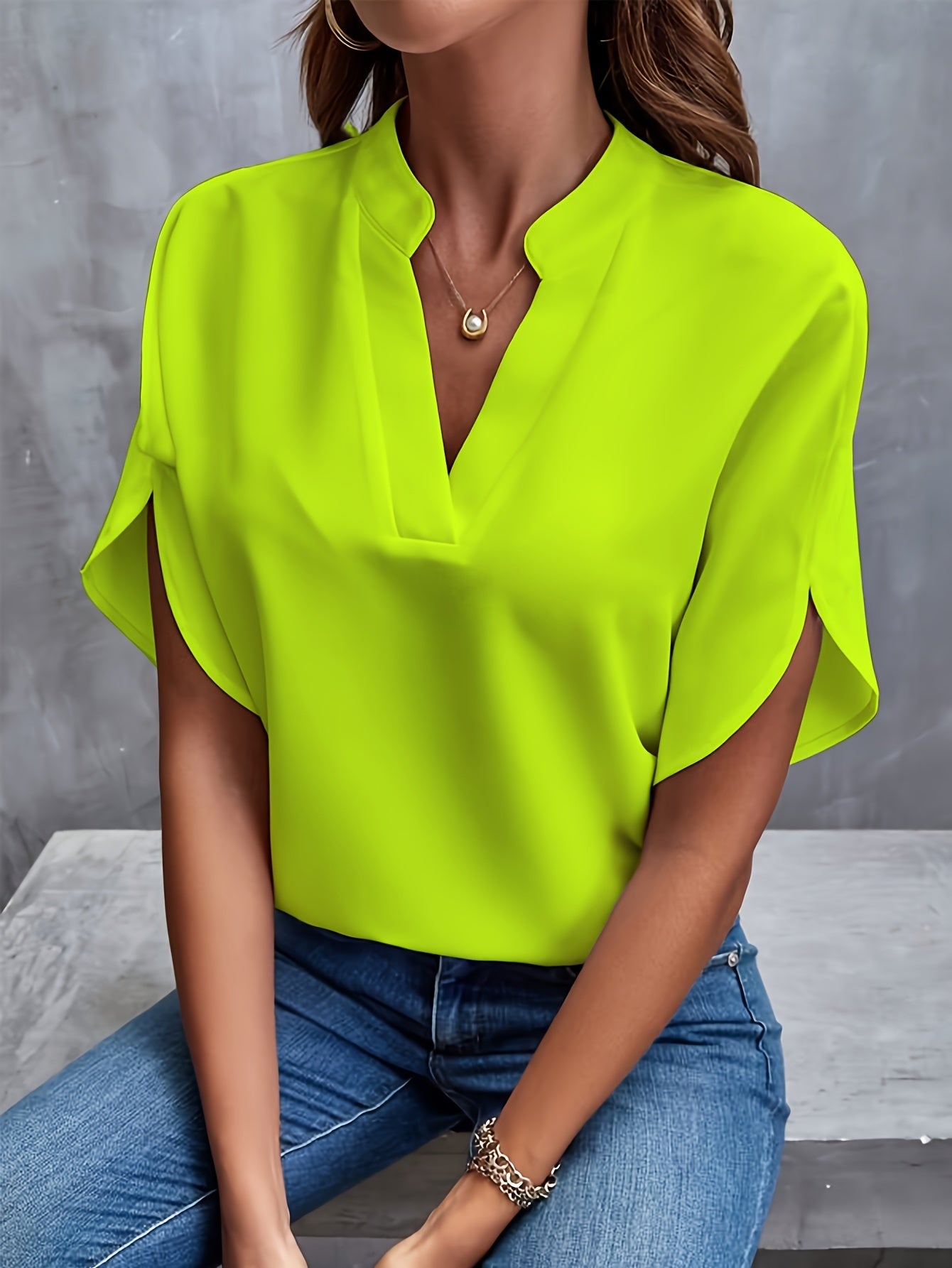 Erlebe den Chic – Mia’s Schlitzärmel-Bluse für strahlende Tage