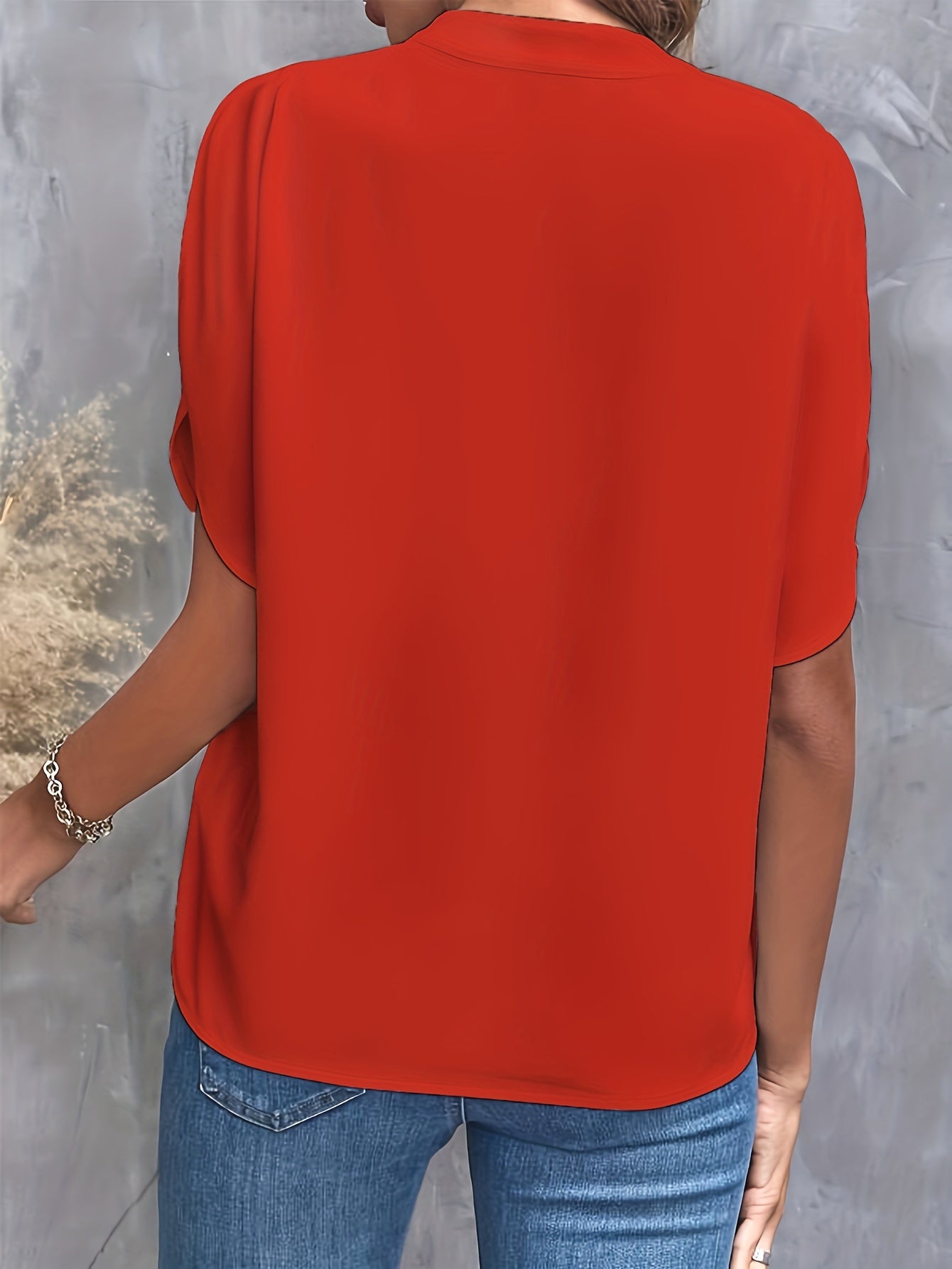 Erlebe den Chic – Mia’s Schlitzärmel-Bluse für strahlende Tage
